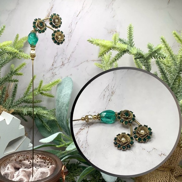 Green Glass Rhinestone Gold Tone Flower Design Pearl Accents 9.25” Hatpin • 4/11 - Picture 1 of 14